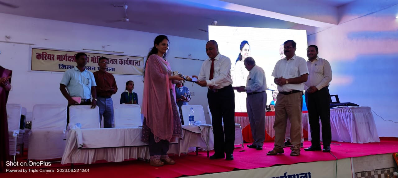 Sanjay Choubey being presented an award on stage by the Collector, Mandla